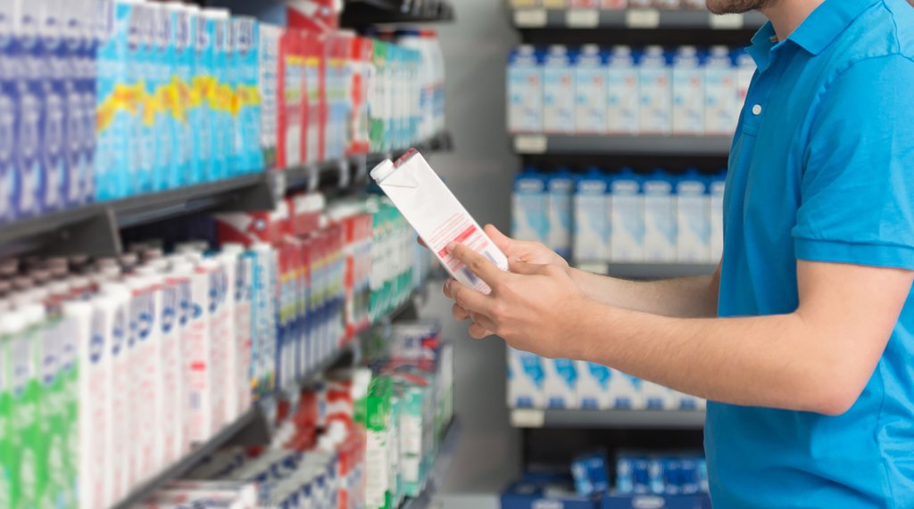 Потребитель проверяет срок годности молочной продукции